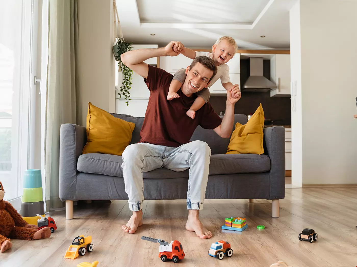 Pappa med litet barn på axlarna 